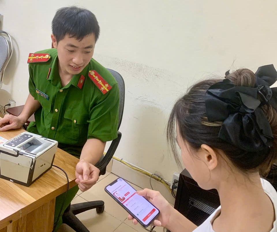 Công an xã Thanh Hà: Tích cực tuyên truyền, hướng dẫn Nhân dân tham gia góp ý dự thảo Bộ luật Hình sự (sửa đổi) trên VNeID